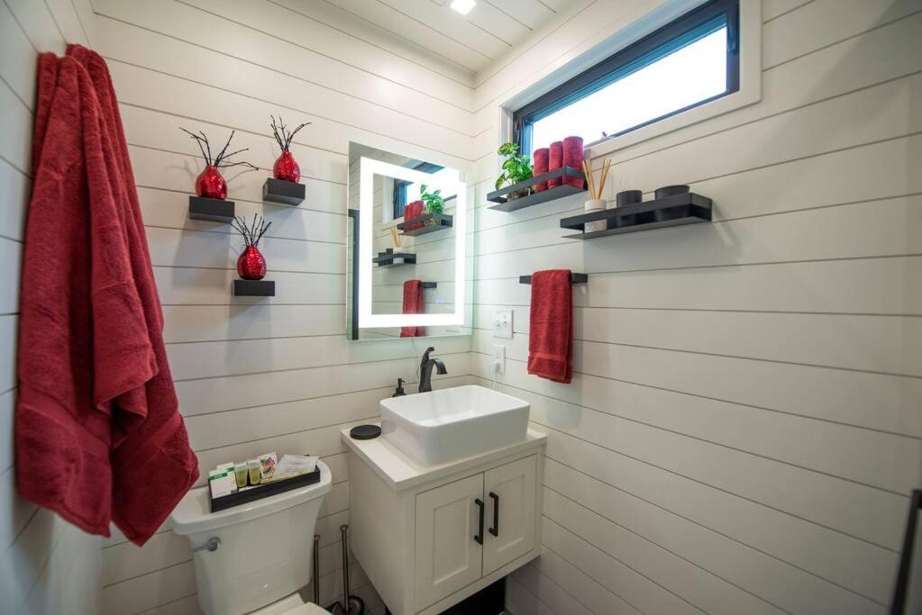 The Merlot House-Container Home 12 Min To Magnolia Bellmead Eksteriør billede