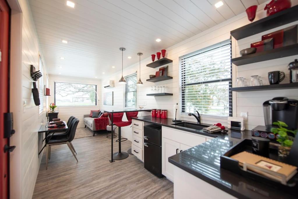 The Merlot House-Container Home 12 Min To Magnolia Bellmead Eksteriør billede